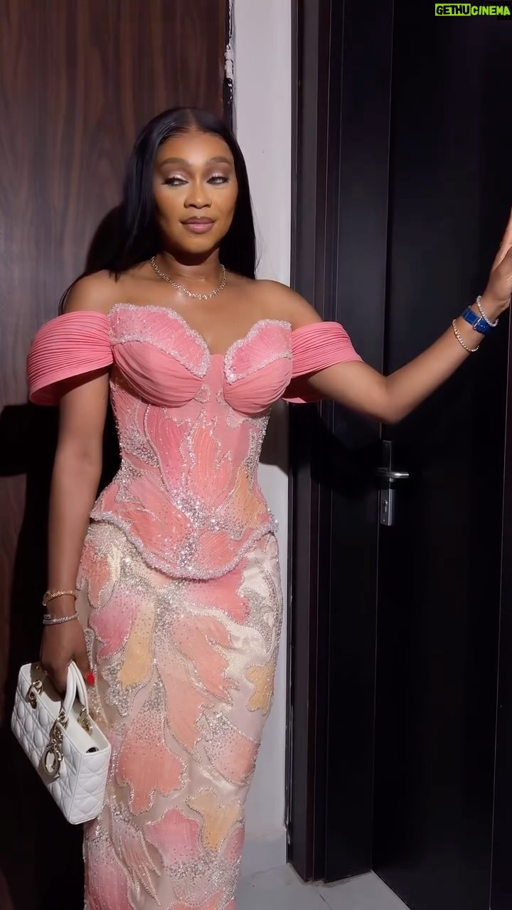 Tana Adelana - 21.2K Likes - Of course, all roads led straight to Okija for one of Uncle Ernestās #Obijackson beautiful daughtersā (Kene) traditional marriage..
Fabric: @sales_kubisfabricsng
Outfit: @roe__couture
Make up: @sosoph24
Wig: @pelo_raw_humanhair
Installation: @mirashair_affairs
Jewelry: @beethejeweler.ng
#Kego2025