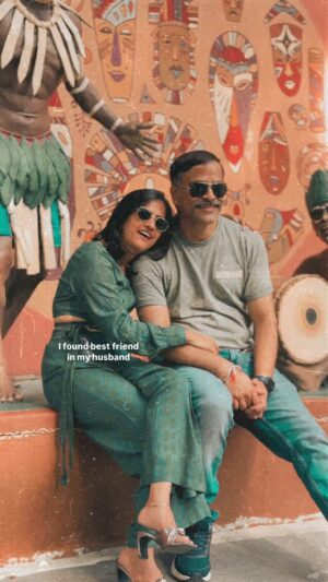 Tanuja Jt Instagram - Finally Nan husband Reels ge ok andaga 🤗🫠
Love u papa @vinaykumareshwarappa ❤️

Vc : @mahita_v_official 

#trending #reels #trendingreels #tanuja_jt_official #instagood #tanujajt #reelitfeelit #instagram #mahita_v_official #husbandandwifeforlife #bestfriends