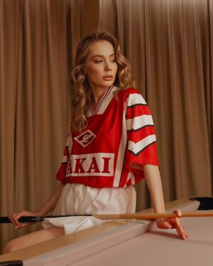 Tatiana Babenkova Instagram - На мне Легендарная ретро-футболка AKAI и для меня большая честь представить ее! 

Легендарный стиль и логотип AKAI — символы побед красно-белых: в этой форме в 1997-м «Спартак» в очередной раз стал чемпионом страны, а в 1998-м оформил золотой дубль.

Красная оверсайз-футболка доступна для покупки онлайн и в фирменных магазинах клуба — Red-White Store на «ЛУКОЙЛ АРЕНЕ» и Арбате, 1.

@fcsm_official  спасибо за доверие ♥️🤍

Кто здесь за Спартак?) 🔴⚪️