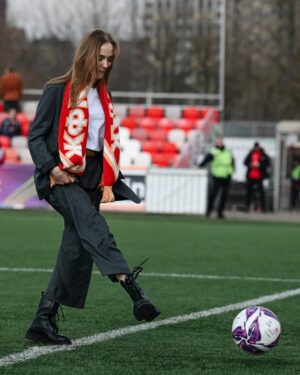 Tatiana Babenkova Instagram - Символический удар перед субботним дерби нанесла потрясающая актриса и болельщица «Спартака» Татьяна Бабенкова 😍

Спасибо за визит и поддержку! Ждём вас в Сокольниках снова! ❤️🤍