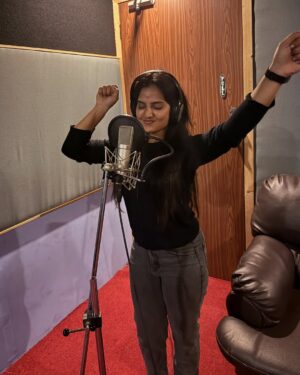Thanviya Naik Instagram - Dubbing done rt.🎙️🎧♥️

#1stloveguru 
#dubbing 
#movie 
#universe 
#gratitude 
#thanvibalraj 
#artist 
#actress 
#instagood 
#instagram 
#cute 
#crush