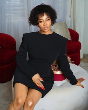 Toke Makinwa Instagram - Work but make it stylish…. Since I lost 10kg, I can’t act right 😜😃😊😆… what waist????????

 Jacket dress - @julyetpeters 
😍😍😍😍😍😍😍😍
💎- @akano_diamonds 
💄- @wunmique