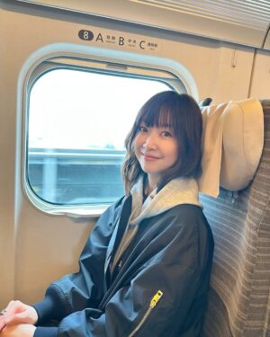 Tomoka Kurokawa Instagram - ♡
ニューヨークの英会話クラスでプレゼンテーションした『BENTO』🍱
早速新幹線の車内で堪能できました😊具材の多さや彩りの良さは日本独自で、お弁当文化は世界で広がっているようですね🤩
様々な違いや発見があるので👀今後もシェアできたらと思っています🙌
▫️
5枚目は#ニューヨーク で購入した食事
#キッチンカー の食事は比較的お手頃価格
基本的に#ワンプレート スタイル
#$13
#basilsauceoverrice