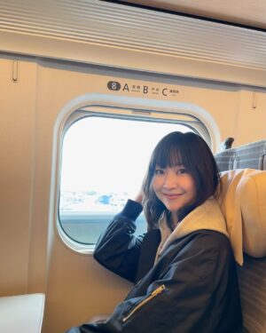 Tomoka Kurokawa Instagram - ♡
ニューヨークの英会話クラスでプレゼンテーションした『BENTO』🍱
早速新幹線の車内で堪能できました😊具材の多さや彩りの良さは日本独自で、お弁当文化は世界で広がっているようですね🤩
様々な違いや発見があるので👀今後もシェアできたらと思っています🙌
▫️
5枚目は#ニューヨーク で購入した食事
#キッチンカー の食事は比較的お手頃価格
基本的に#ワンプレート スタイル
#$13
#basilsauceoverrice