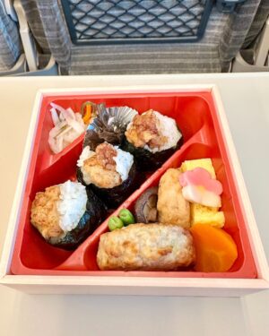 Tomoka Kurokawa Instagram - ♡
ニューヨークの英会話クラスでプレゼンテーションした『BENTO』🍱
早速新幹線の車内で堪能できました😊具材の多さや彩りの良さは日本独自で、お弁当文化は世界で広がっているようですね🤩
様々な違いや発見があるので👀今後もシェアできたらと思っています🙌
▫️
5枚目は#ニューヨーク で購入した食事
#キッチンカー の食事は比較的お手頃価格
基本的に#ワンプレート スタイル
#$13
#basilsauceoverrice