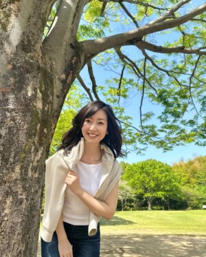 Tomoka Kurokawa Instagram - ♡
公園に行ってきました🍃
日陰にいると木漏れ日が心地良かったです🌳✨☀️
▫️
#新緑 の時期ですが #気温高め 
#体調お気をつけて 😌