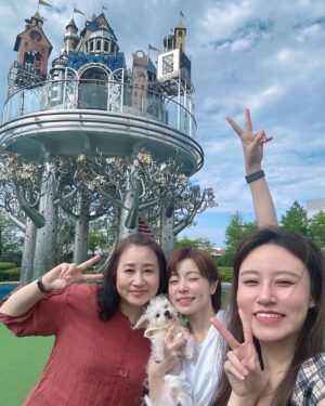 Tong Wang Instagram - 之前都是和戲裡的家人去赫蒂法～
這次帶親生的了啦😆

謝謝宜蘭🤍感恩謝董的招待和陪伴
感謝主，給予美好的天氣和時光
@healtdeva_village 
#宜蘭景點 #宜蘭必去 #王瞳 #familytime❤️ #哈嚕幸福生活 
#我們一家都有酒窩😆
白色上衣 @hangten_taiwan  #hangtentaiwan