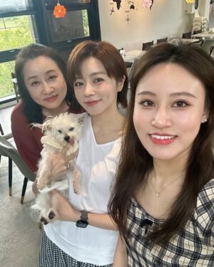 Tong Wang Instagram - 之前都是和戲裡的家人去赫蒂法～
這次帶親生的了啦😆

謝謝宜蘭🤍感恩謝董的招待和陪伴
感謝主，給予美好的天氣和時光
@healtdeva_village 
#宜蘭景點 #宜蘭必去 #王瞳 #familytime❤️ #哈嚕幸福生活 
#我們一家都有酒窩😆
白色上衣 @hangten_taiwan  #hangtentaiwan