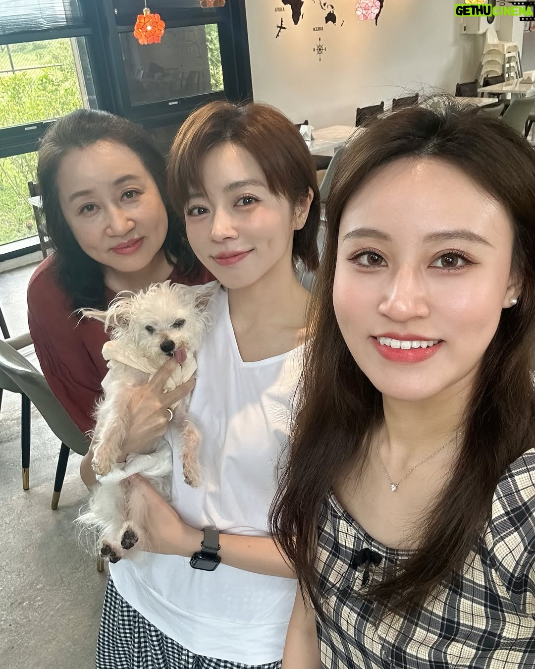Tong Wang - 1.6K Likes - 之前都是和戲裡的家人去赫蒂法~
這次帶親生的了啦😆
謝謝宜蘭🤍感恩謝董的招待和陪伴
感謝主,給予美好的天氣和時光
@healtdeva_village
#宜蘭景點 #宜蘭必去 #王瞳 #familytime❤️ #哈嚕幸福生活
#我們一家都有酒窩😆
白色上衣 @hangten_taiwan #hangtentaiwan