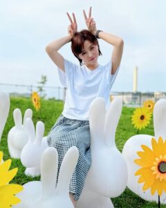 Actress Tong Wang HD Photos and Wallpapers April 2025