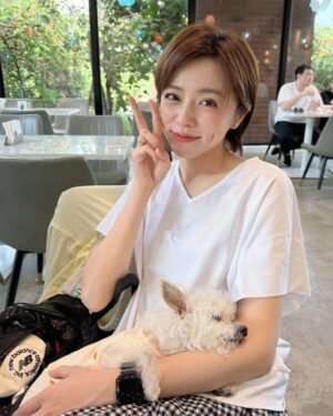 Tong Wang Instagram - 之前都是和戲裡的家人去赫蒂法～
這次帶親生的了啦😆

謝謝宜蘭🤍感恩謝董的招待和陪伴
感謝主，給予美好的天氣和時光
@healtdeva_village 
#宜蘭景點 #宜蘭必去 #王瞳 #familytime❤️ #哈嚕幸福生活 
#我們一家都有酒窩😆
白色上衣 @hangten_taiwan  #hangtentaiwan