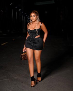 Uche Montana Instagram - Skinny waist … pretty Face💋 
•
•
•
PS “Fine letters” is 3.2 Million views on YouTube 
Blessed 😇