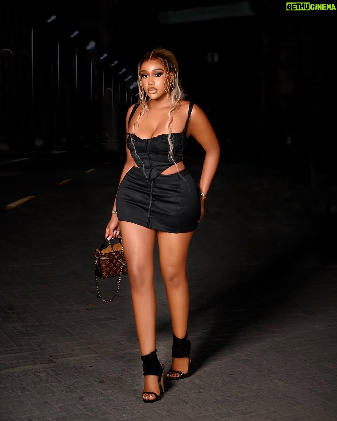 Uche Montana - 129.4K Likes - Skinny waist ⦠pretty Faceš
ā¢
ā¢
ā¢
PS āFine lettersā is 3.2 Million views on YouTube
Blessed š