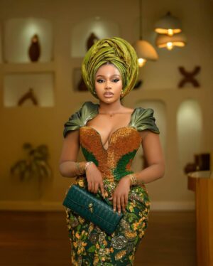 Uche Montana Instagram - Love is such a beautiful thing 🥰
#jp2025 

Outfit @2207bytbally 
💄@bibyonce 
Gele @abydouz_gele
📸 @boboiso 
👠 @maisonalaia 
👛 @newbottega