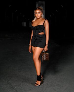 Uche Montana Instagram - Skinny waist … pretty Face💋 
•
•
•
PS “Fine letters” is 3.2 Million views on YouTube 
Blessed 😇