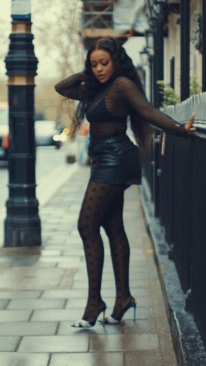 Uche Montana Instagram - London fit inspo 😍
You’re welcome ☺️

Shot by @tearrubbermediaa 🔌

P.s Luxury hair brands .. get in my dm 
Let’s sign that deal !!! 
Need to plug my 1Million fanmily with the best 😍 …