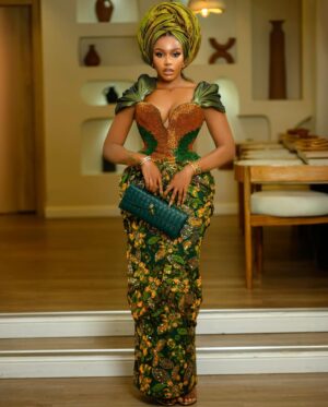 Uche Montana Instagram - Love is such a beautiful thing 🥰
#jp2025 

Outfit @2207bytbally 
💄@bibyonce 
Gele @abydouz_gele
📸 @boboiso 
👠 @maisonalaia 
👛 @newbottega