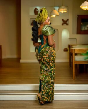 Uche Montana Instagram - Love is such a beautiful thing 🥰
#jp2025 

Outfit @2207bytbally 
💄@bibyonce 
Gele @abydouz_gele
📸 @boboiso 
👠 @maisonalaia 
👛 @newbottega
