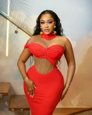 Uche Montana Instagram - MY LOOK FOR THE BETRAYED MOVIE PREMIERE! 

Guess what? THE VLOG IS UP !! 
Click that link in my bio to enjoy the process of arriving at the Number 1 Nollywood movie in the cinemas !!
Don’t forget to keep subscribing to my Youtube ❤️

Outfit @prudential_atelier 
Styled by @kamsiiee 
💄 @maq_jose 
📸 @boboiso

#thebetrayed #inkblotpresents #uchemontana