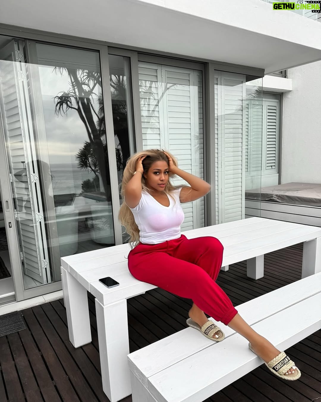 Uche Montana - 129.4K Likes - Was sitting pretty in my camera roll š
āØThe last slide is the actual caption āØ
#lifestyle #candidmoments āŗļø