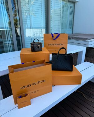 Uche Montana Instagram - Was sitting pretty in my camera roll 😙

✨The last slide is the actual caption ✨
#lifestyle #candidmoments ☺️
