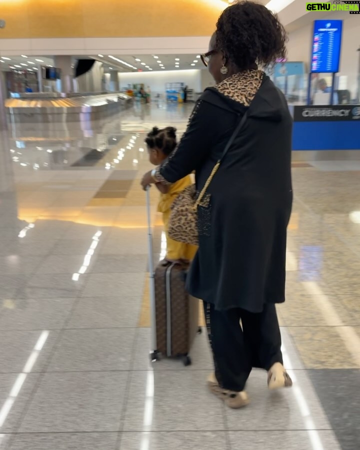 Uche Nancy - 38.5K Likes - After much stress in Nigeria, It’s good to be back 😁😁
Back to my grandma Duties @adaezeaurora
Grandma is here 💃💃