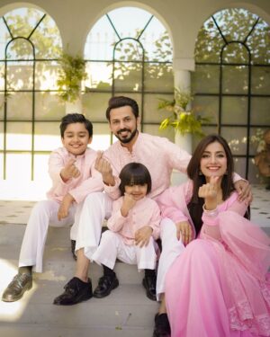 Uroosa Qureshi Instagram - Eid Mubarak 🤗🤗🤗
ALHAMDULILLAH 🙏🏻

📸 @weddings_by_moiz_alvi 
Location @getsettt 
Uroosa Dress @ripret.official 
Boys Dress @gemgarments PR @aniqaspr.official