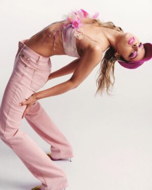 Vanessa Aleksander Instagram - extra for @ellepolska 🧜🏻‍♀️🐚🩰 // pc @zuzakrajewska 

stylizacja @karolinalimbach 
asystentki stylistki Yeva Ahieieva, Karolina Curyło
makeup @bialymakeup 
hair @wasylwasinski 
asystenci fotografki Wojtek Kacprzak, Krystian Strupieniuk, Andrzej Szczęsny 
produkcja Urszula Karczmarczyk-Wieczorkowska, Gabriela Kwiatkowska