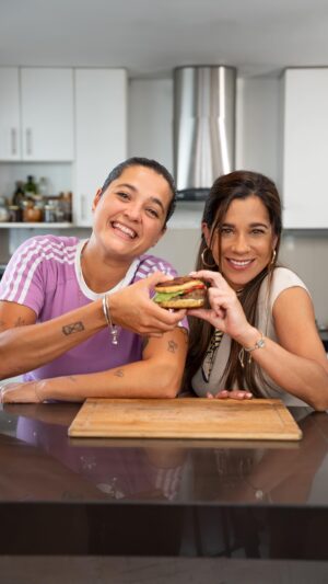 Vanessa Terkes Instagram - ¿Quién dijo que lo saludable no puede ser delicioso?🤤 Hoy me metí a la cocina con la increíble @vanessaterkes para preparar una hamburguesa saludable que está ¡de rechupete! 🍔🍃
 
 
#Majoconsabor #HamburguesaSaludable #RecetasFaciles #TutorialdeCocina #comida #doodies #hacks #hackadecocina #CocinaConSabor #RecetasSaludables #VanessaTerkes #HealthyBurger #ComerRicoYSano #SanoYSabroso #CocinaFácil #SaborQueNutre