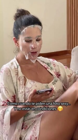 Vanessa Terkes Instagram - ¡Algo es algo, peor es nada!  JAJAJAJA 🤣🔥🤭

#humor #foto #comedia #viral #sexy #vanessaterkes #fyp #parati #perú
