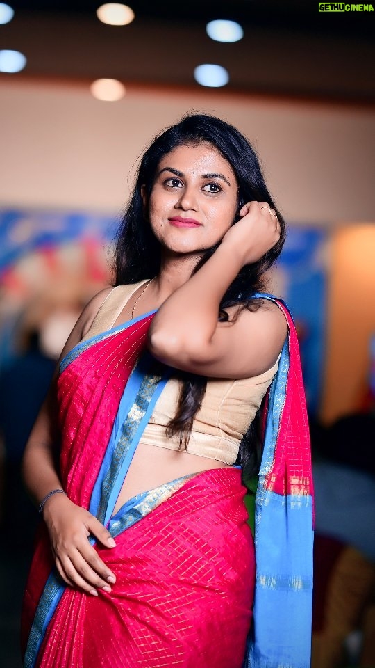 Vani YM - 44.5K Likes - ಆಗೊಮ್ಮೆ ಹೀಗೊಮ್ಮೆ ಸೀರೇ ಉಟ್ಟು ಹಿಂಗ್ ಫೋಟೋ ತೆಗ್ಸ್ಲಿಲ್ಲ ಅಂದ್ರೆ ತಿಂದನ್ನ ಜೀರ್ಣ ಆಗೋಲ್ಲ ನಾವ್ ಹೆಣ್ಮಕ್ಳಿಗೆ 😅
Pc: @gkphotography959
#traditional #phtoshoot #weddingphotography #photocraft #trending #kannadamusically #trendingsongs #reels #vani #comedy #baibadaki #artist