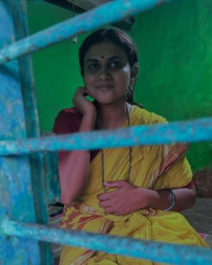 Vani YM Instagram - ನಮ್ಮೂರಿನ ಹಳೆ ಮನೆಯ ಕಿಟಕಿಯಲ್ಲಿ ಯಾರನ್ನಾದರೂ ಕಂಡಿರಾ 🫣 ಕಂಡರೊಮ್ಮೆ ಆಕೆಗೆ ಕನ್ನಡಿತೋರಿಸಿ ಮುನ್ನುಡಿ ಬರೆಯಿರಿ ✍🏻 😄