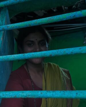 Vani YM Instagram - ನಮ್ಮೂರಿನ ಹಳೆ ಮನೆಯ ಕಿಟಕಿಯಲ್ಲಿ ಯಾರನ್ನಾದರೂ ಕಂಡಿರಾ 🫣 ಕಂಡರೊಮ್ಮೆ ಆಕೆಗೆ ಕನ್ನಡಿತೋರಿಸಿ ಮುನ್ನುಡಿ ಬರೆಯಿರಿ ✍🏻 😄