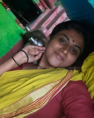 Vani YM Instagram - ನಮ್ಮೂರಿನ ಹಳೆ ಮನೆಯ ಕಿಟಕಿಯಲ್ಲಿ ಯಾರನ್ನಾದರೂ ಕಂಡಿರಾ 🫣 ಕಂಡರೊಮ್ಮೆ ಆಕೆಗೆ ಕನ್ನಡಿತೋರಿಸಿ ಮುನ್ನುಡಿ ಬರೆಯಿರಿ ✍🏻 😄