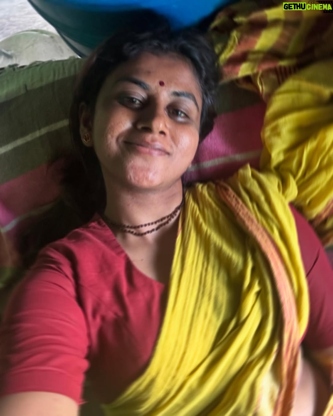Vani YM - 3.3K Likes - ನಮ್ಮೂರಿನ ಹಳೆ ಮನೆಯ ಕಿಟಕಿಯಲ್ಲಿ ಯಾರನ್ನಾದರೂ ಕಂಡಿರಾ 🫣 ಕಂಡರೊಮ್ಮೆ ಆಕೆಗೆ ಕನ್ನಡಿತೋರಿಸಿ ಮುನ್ನುಡಿ ಬರೆಯಿರಿ ✍🏻 😄