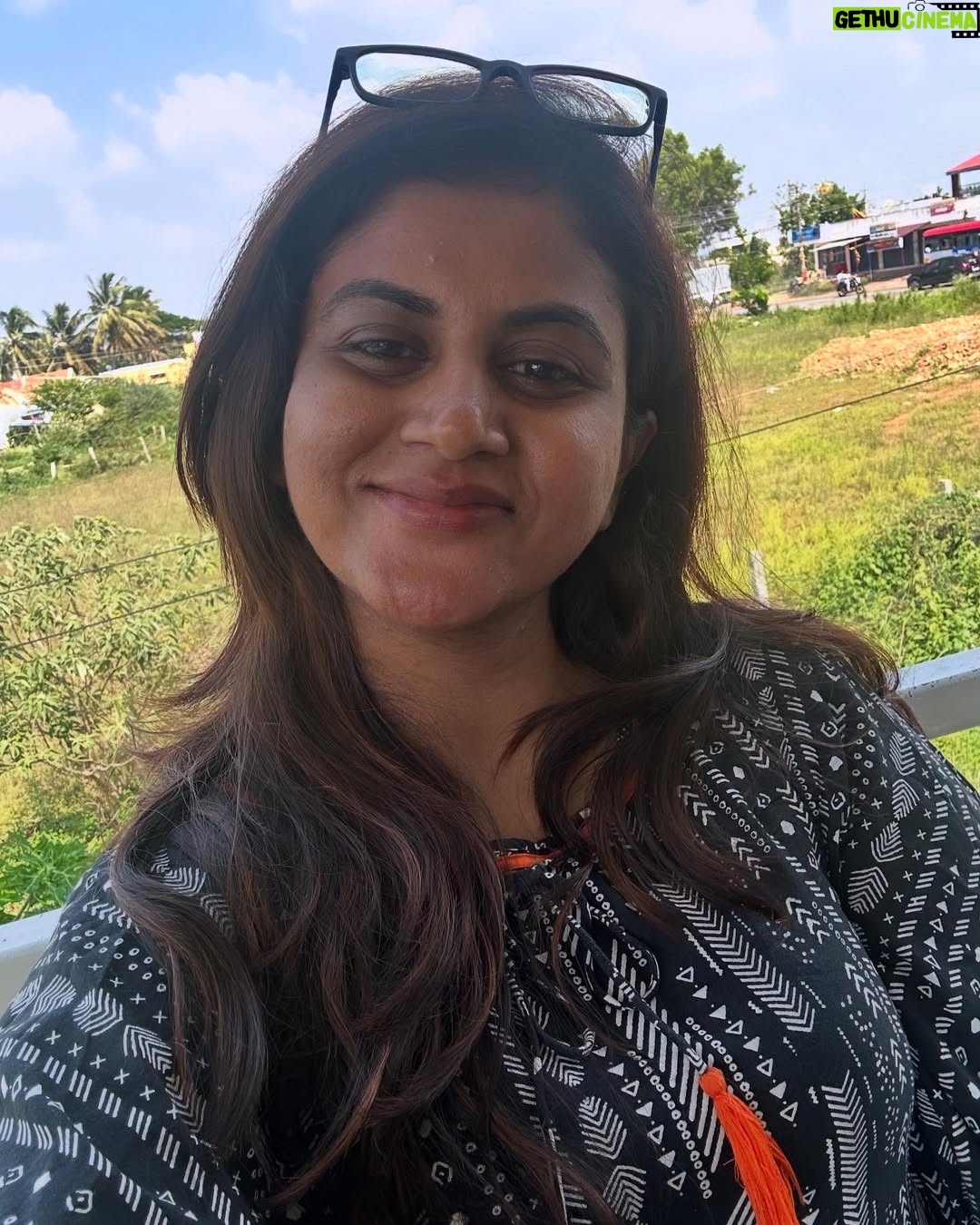 Vani YM - 2.5K Likes - ನಮ್ಮಷ್ಟಕ್ ನಾವಾಗಿ ಇದ್ದಿದ್ರಲ್ ಹಾಯಾಗಿ, ಬದ್ಕೋದೆ ರತ್ನನ್ ಪರ್ಪಂಚ 🖖🏻