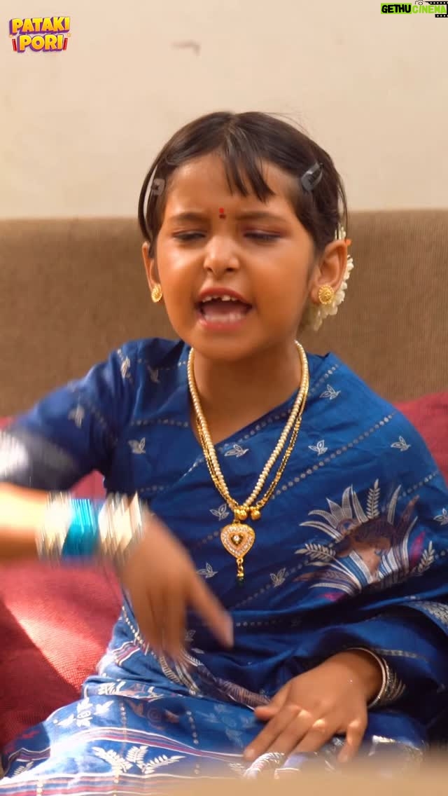 Vani YM - 2.2K Likes - Ayoo saree yarige? Nodi pataki pori hosa episode.
#patakipori #ytshorts #shorts #wirallykannada #kannadacomedyvideos #kannadacomedy #vanigowda #rithu #sihi #seetharaama