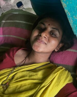 Vani YM Instagram - ನಮ್ಮೂರಿನ ಹಳೆ ಮನೆಯ ಕಿಟಕಿಯಲ್ಲಿ ಯಾರನ್ನಾದರೂ ಕಂಡಿರಾ 🫣 ಕಂಡರೊಮ್ಮೆ ಆಕೆಗೆ ಕನ್ನಡಿತೋರಿಸಿ ಮುನ್ನುಡಿ ಬರೆಯಿರಿ ✍🏻 😄