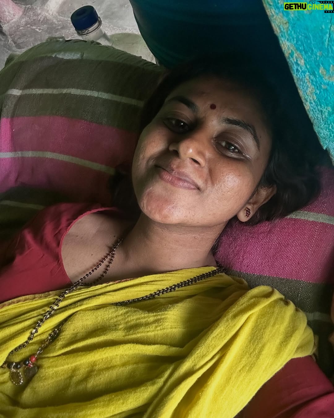 Vani YM - 3.3K Likes - ನಮ್ಮೂರಿನ ಹಳೆ ಮನೆಯ ಕಿಟಕಿಯಲ್ಲಿ ಯಾರನ್ನಾದರೂ ಕಂಡಿರಾ 🫣 ಕಂಡರೊಮ್ಮೆ ಆಕೆಗೆ ಕನ್ನಡಿತೋರಿಸಿ ಮುನ್ನುಡಿ ಬರೆಯಿರಿ ✍🏻 😄