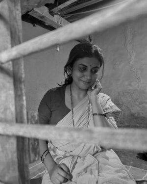 Vani YM Instagram - ನಮ್ಮೂರಿನ ಹಳೆ ಮನೆಯ ಕಿಟಕಿಯಲ್ಲಿ ಯಾರನ್ನಾದರೂ ಕಂಡಿರಾ 🫣 ಕಂಡರೊಮ್ಮೆ ಆಕೆಗೆ ಕನ್ನಡಿತೋರಿಸಿ ಮುನ್ನುಡಿ ಬರೆಯಿರಿ ✍🏻 😄