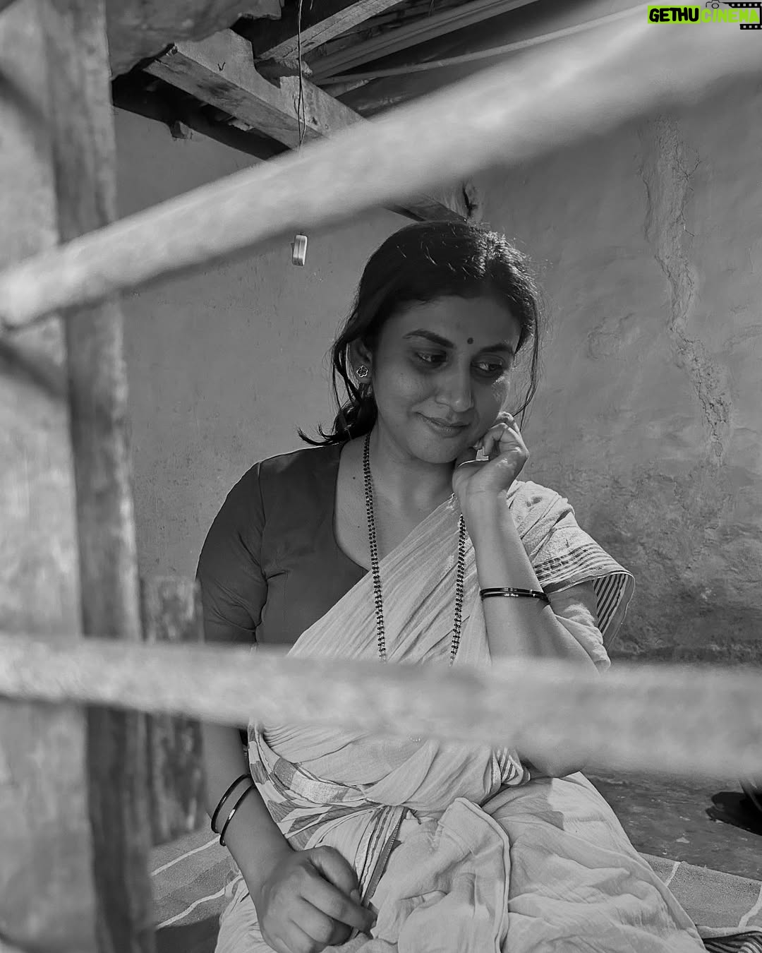 Vani YM - 3.3K Likes - ನಮ್ಮೂರಿನ ಹಳೆ ಮನೆಯ ಕಿಟಕಿಯಲ್ಲಿ ಯಾರನ್ನಾದರೂ ಕಂಡಿರಾ 🫣 ಕಂಡರೊಮ್ಮೆ ಆಕೆಗೆ ಕನ್ನಡಿತೋರಿಸಿ ಮುನ್ನುಡಿ ಬರೆಯಿರಿ ✍🏻 😄