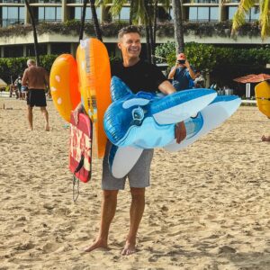 Vanna White Instagram - Keeping the aloha alive after Idol with another week in paradise—this time with @WheelofFortune 🌴🌊 Tune in all week long for Hawaiian Vacation Week!