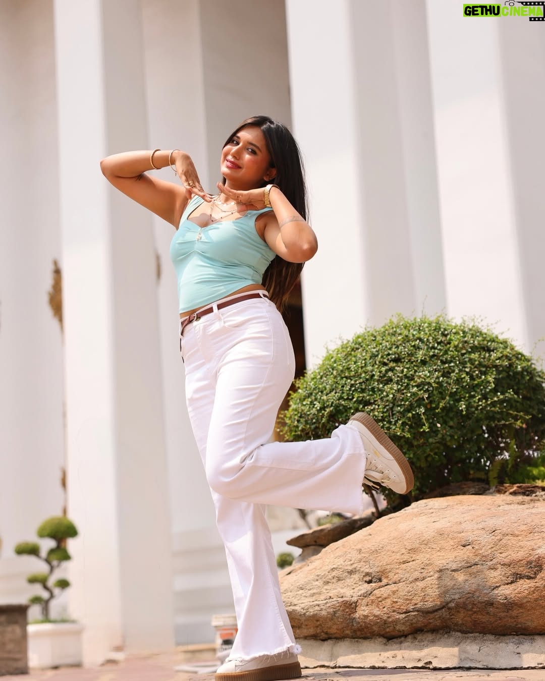 Varsha Kaveri - 95.9K Likes - Living proof that happiness is a choice 🩵
#varshakaveri