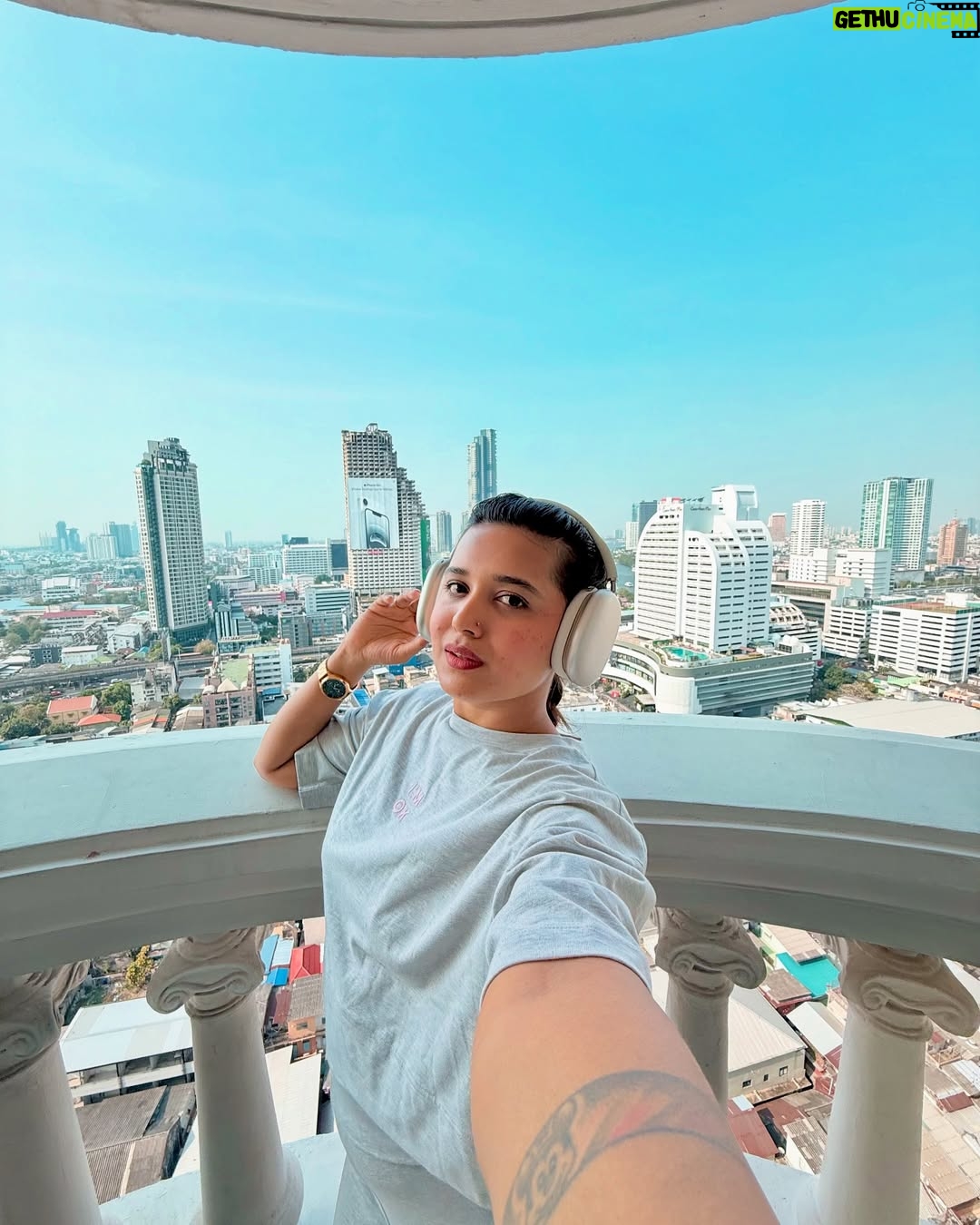 Varsha Kaveri - 134.6K Likes - Just me posing with my new 🎧 🧿
#varshakaveri #instagram