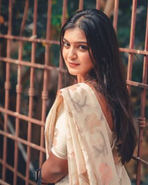 Varshini Suresh Instagram - A Vintage soul 🍂

#viral #trending #explore #explorepage #love #vintagesoul #vintagestyle #photography #ootd #outdoorphotography #ootd #outfitoftheday #photooftheday #picooftheday #instadaily #instamood #instalike #instagram #saree #varshinisuresh #varshini #vintage #outfit