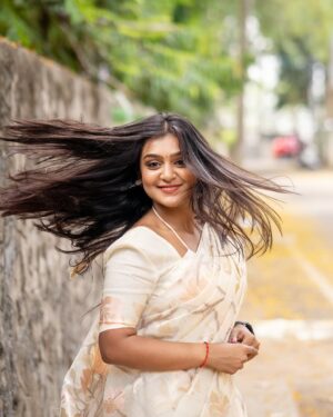 Varshini Suresh Instagram - A Vintage soul 🍂

#viral #trending #explore #explorepage #love #vintagesoul #vintagestyle #photography #ootd #outdoorphotography #ootd #outfitoftheday #photooftheday #picooftheday #instadaily #instamood #instalike #instagram #saree #varshinisuresh #varshini #vintage #outfit