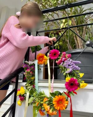 Vaso Laskaraki Instagram - Καλό μήνα 🌼🌺🌸
Αν δεν φτιάξουμε στεφάνι Μάης δεν μπαίνει 😜 #eva #1may #springgirl