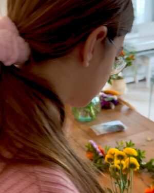 Vaso Laskaraki Instagram - Καλό μήνα 🌼🌺🌸
Αν δεν φτιάξουμε στεφάνι Μάης δεν μπαίνει 😜 #eva #1may #springgirl