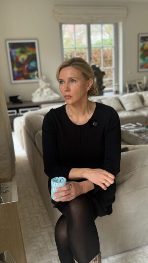 Veronica Ferres Instagram - „Frauen müssen…“💭

Wir Frauen sollen immer perfekt gestylt sein. Gepflegt, aber bitte nicht zu aufdringlich. Schlank, aber mit Kurven. Erfolgreich, aber bescheiden. Mutter, Liebhaberin, Karrierefrau – alles auf einmal, aber bloß nicht anstrengend wirken. 

Dabei ist die Wahrheit: Wir Frauen müssen gar nichts. Außer endlich aufhören, Erwartungen zu erfüllen, die nie unsere eigenen waren!

#mindset #femaleempowerment