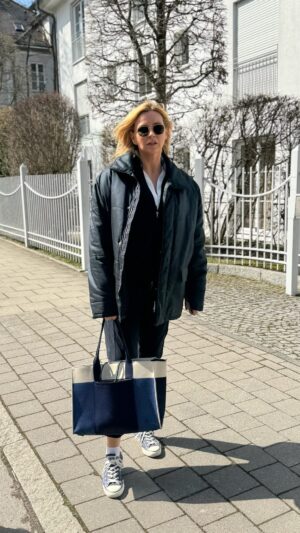 Veronica Ferres Instagram - Du musst niemandem etwas beweisen. Nicht der Welt, nicht deiner Vergangenheit, nicht einmal dir selbst. Du bist genug – genau so, wie du jetzt bist. Mit all deinen Zweifeln, deinen Träumen, deiner Stärke und deiner Sanftheit. ☁️

In einer Welt, die uns Frauen ständig sagt, wir müssten mehr sein – leiser, perfekter, schöner, angepasster – erinnere dich daran: Du bist Kraft, Tiefe, Feuer und Herz.

Also geh deinen Weg. Voller Stolz. Und mit dem Wissen: Du bist genug. Du warst es immer. 🩷

#mindset #femaleempowermentquotes